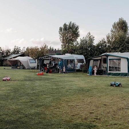 Camping De Tulpenweide Lege Kampeerplaats, Lege Plaats Op Het Gras Zonder Bed Breezand Kültér fotó