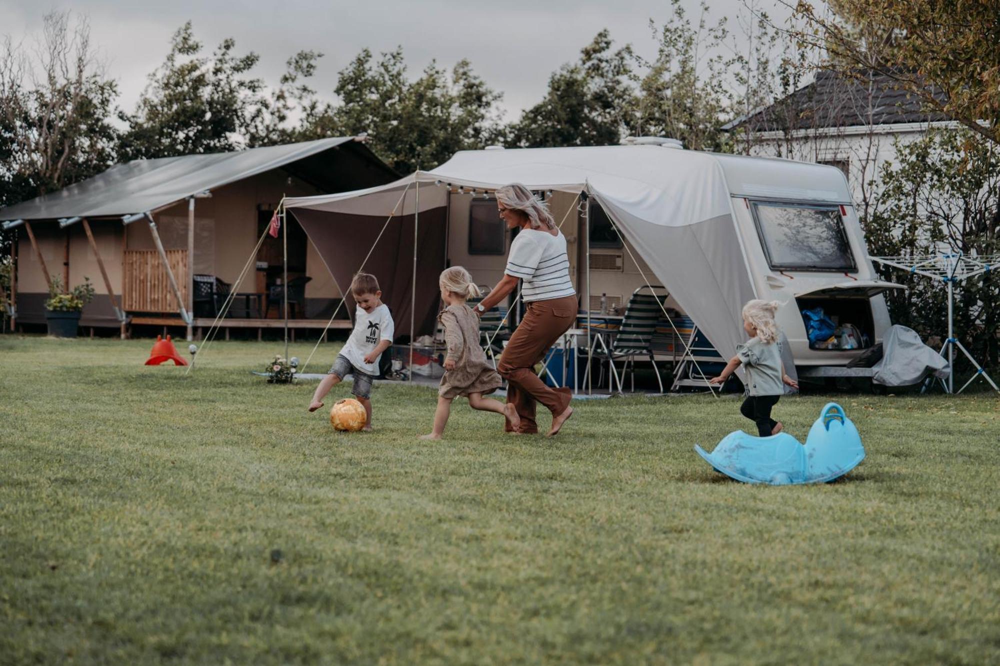 Camping De Tulpenweide Lege Kampeerplaats, Lege Plaats Op Het Gras Zonder Bed Breezand Kültér fotó