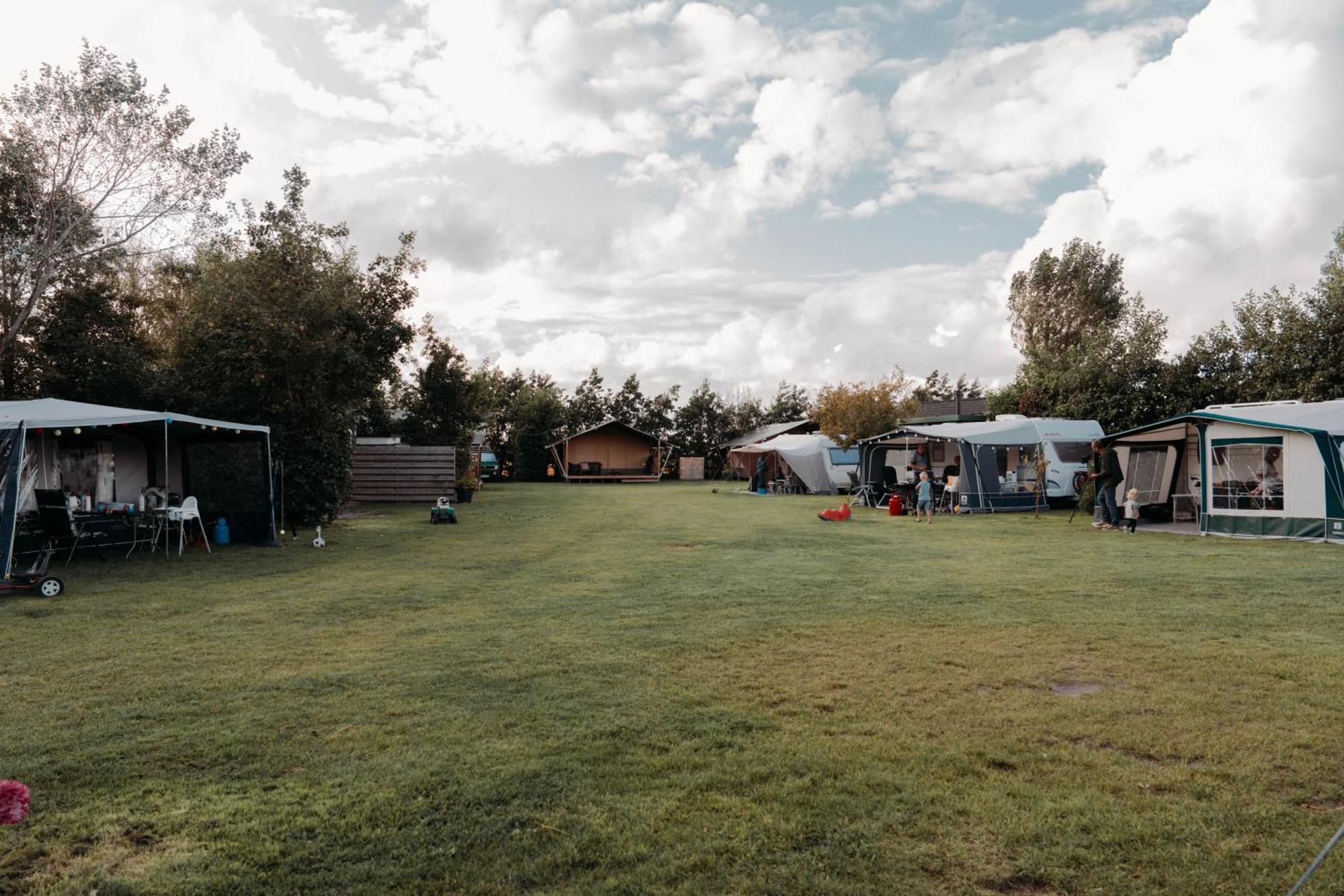 Camping De Tulpenweide Lege Kampeerplaats, Lege Plaats Op Het Gras Zonder Bed Breezand Kültér fotó