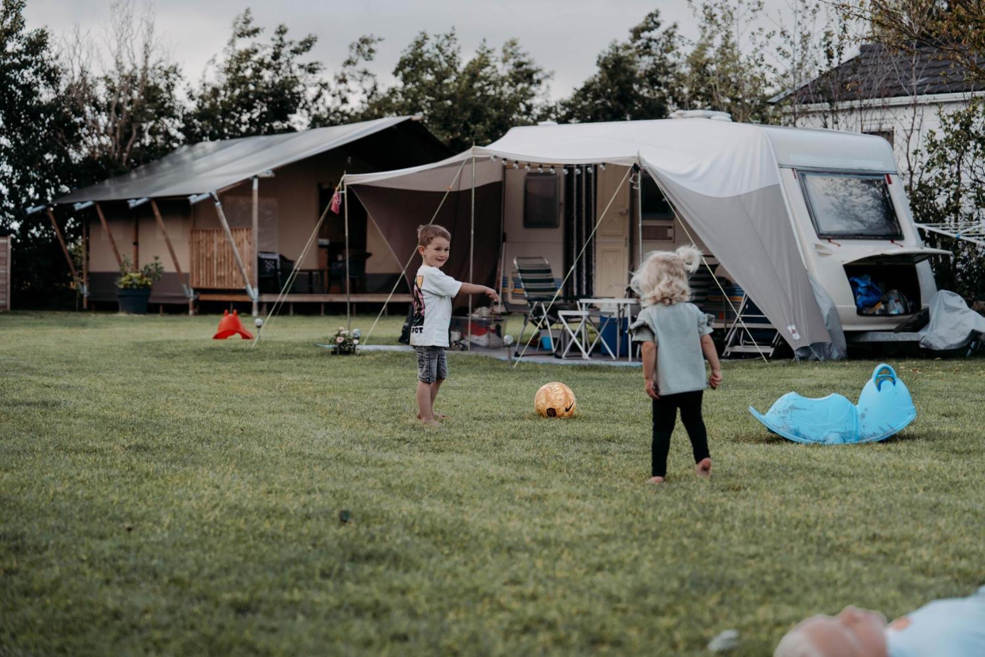 Camping De Tulpenweide Lege Kampeerplaats, Lege Plaats Op Het Gras Zonder Bed Breezand Kültér fotó