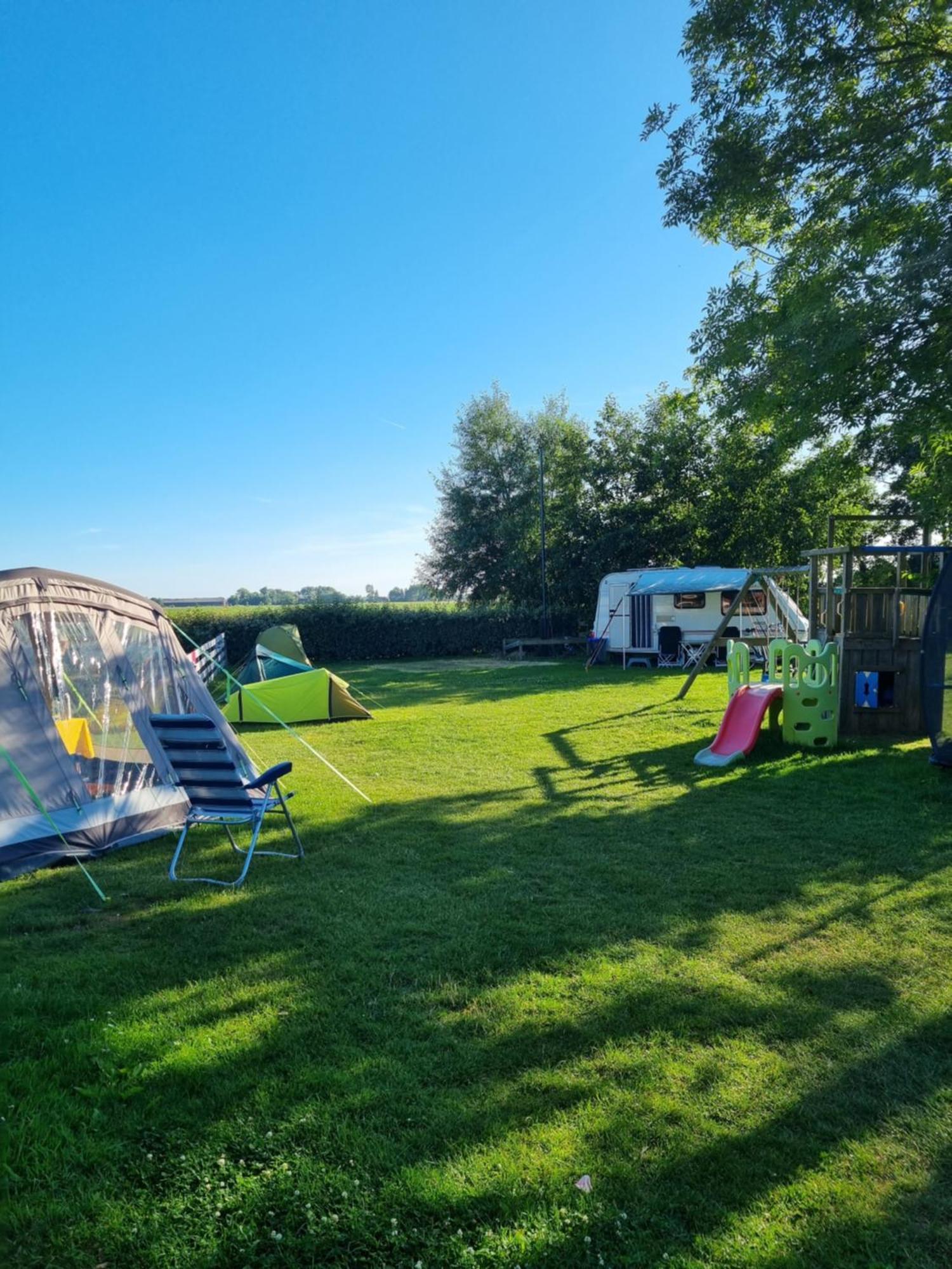 Camping De Tulpenweide Lege Kampeerplaats, Lege Plaats Op Het Gras Zonder Bed Breezand Szoba fotó