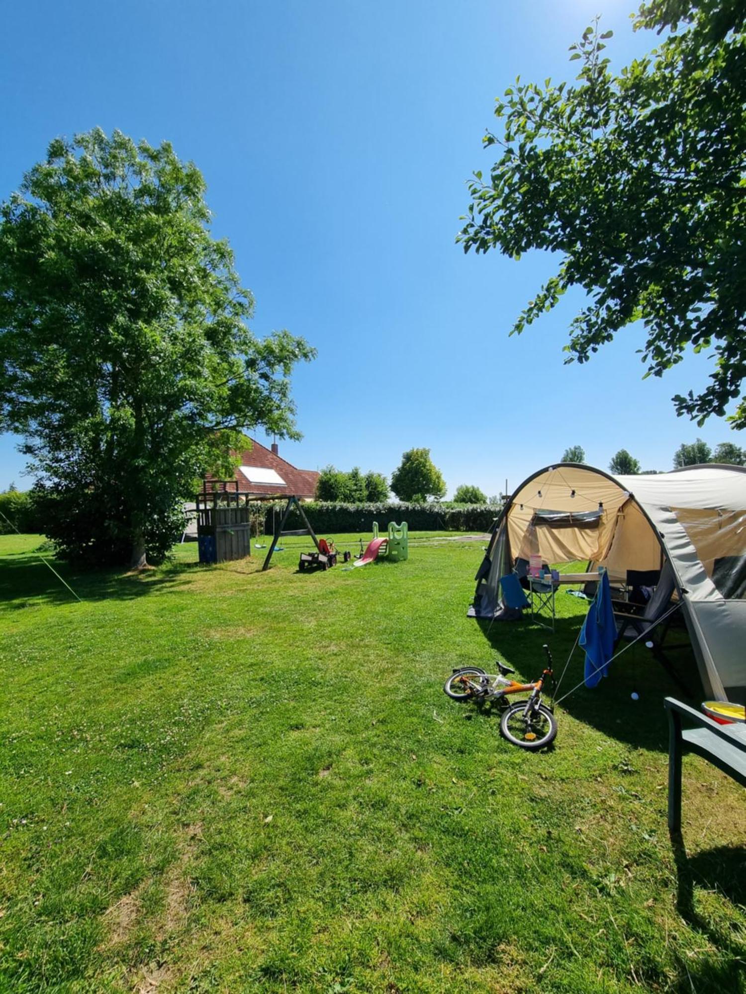 Camping De Tulpenweide Lege Kampeerplaats, Lege Plaats Op Het Gras Zonder Bed Breezand Szoba fotó