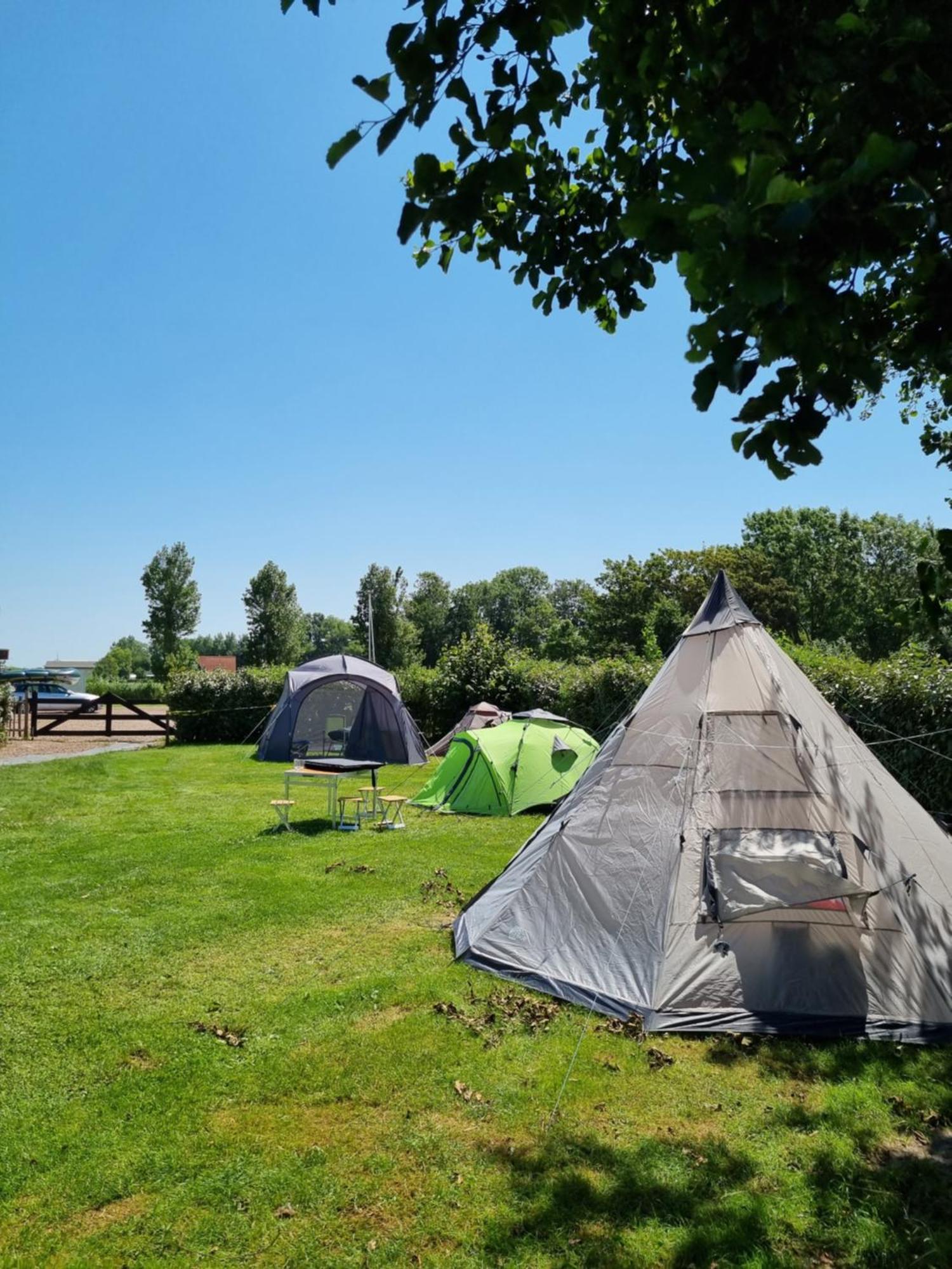 Camping De Tulpenweide Lege Kampeerplaats, Lege Plaats Op Het Gras Zonder Bed Breezand Szoba fotó