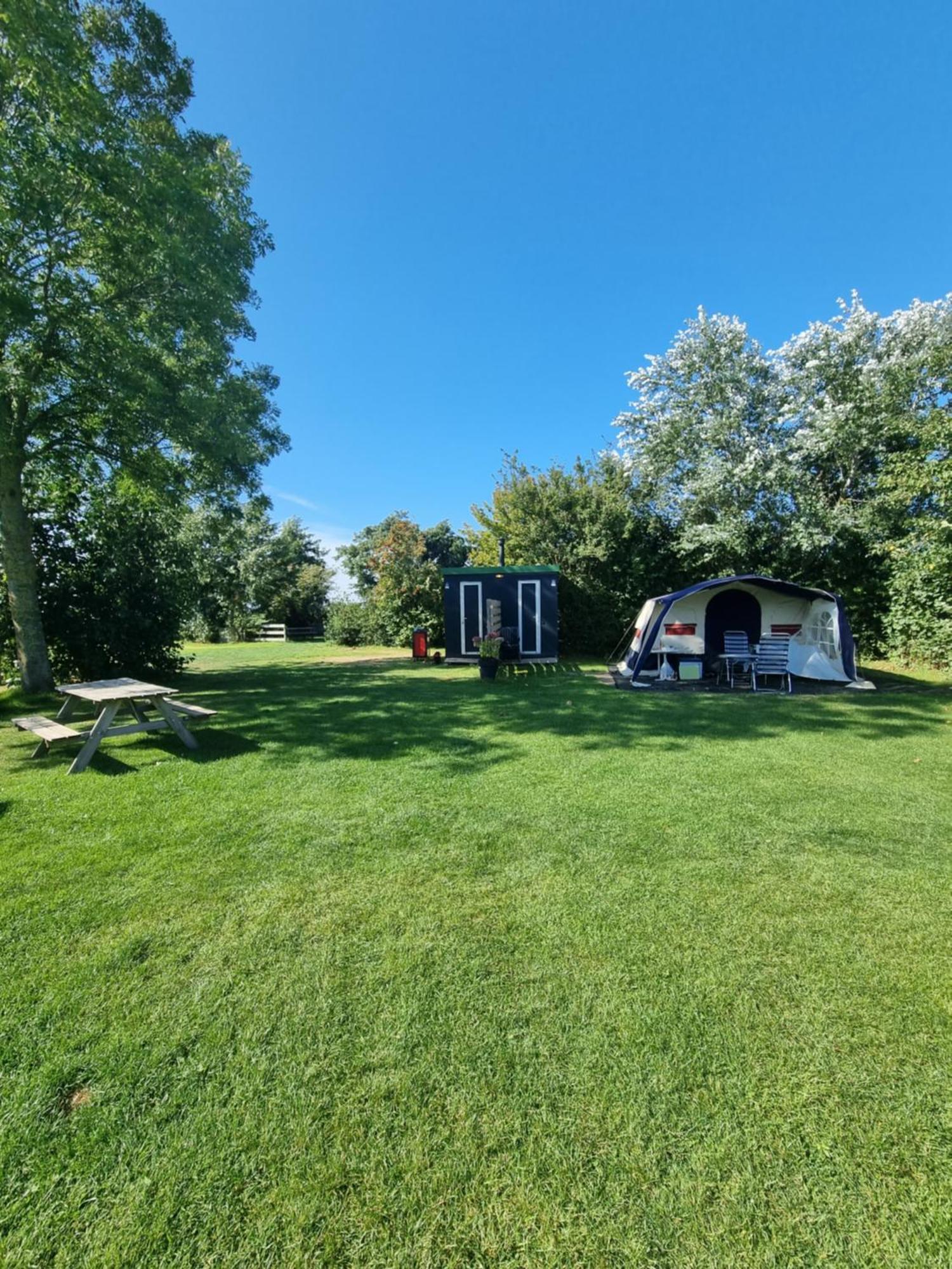 Camping De Tulpenweide Lege Kampeerplaats, Lege Plaats Op Het Gras Zonder Bed Breezand Szoba fotó