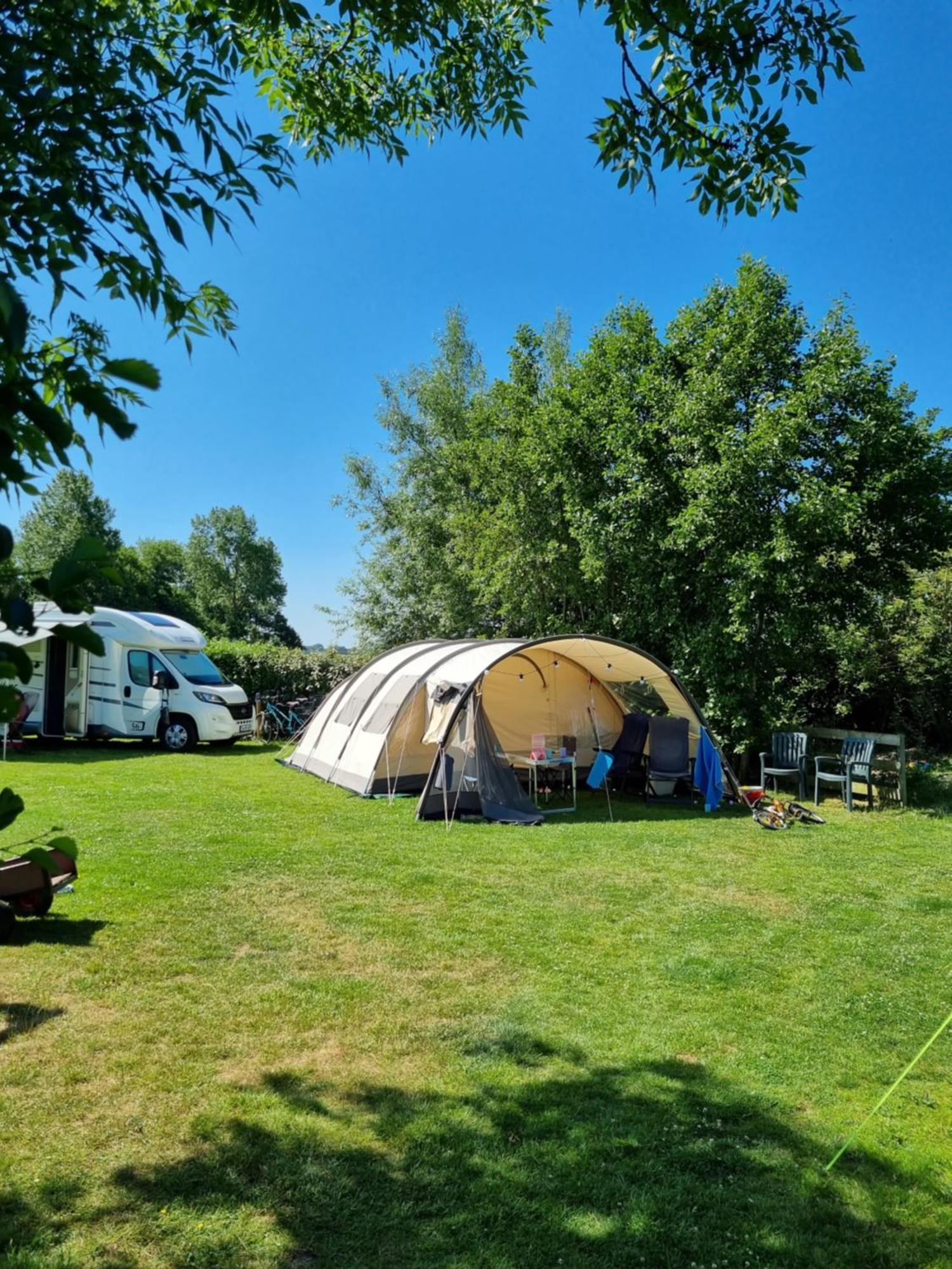 Camping De Tulpenweide Lege Kampeerplaats, Lege Plaats Op Het Gras Zonder Bed Breezand Szoba fotó